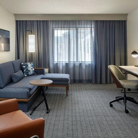 Отель Courtyard By Marriott Springfield Airport Экстерьер фото