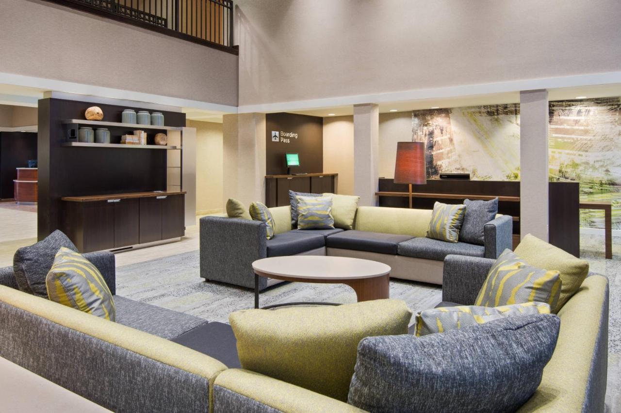 Отель Courtyard By Marriott Springfield Airport Экстерьер фото