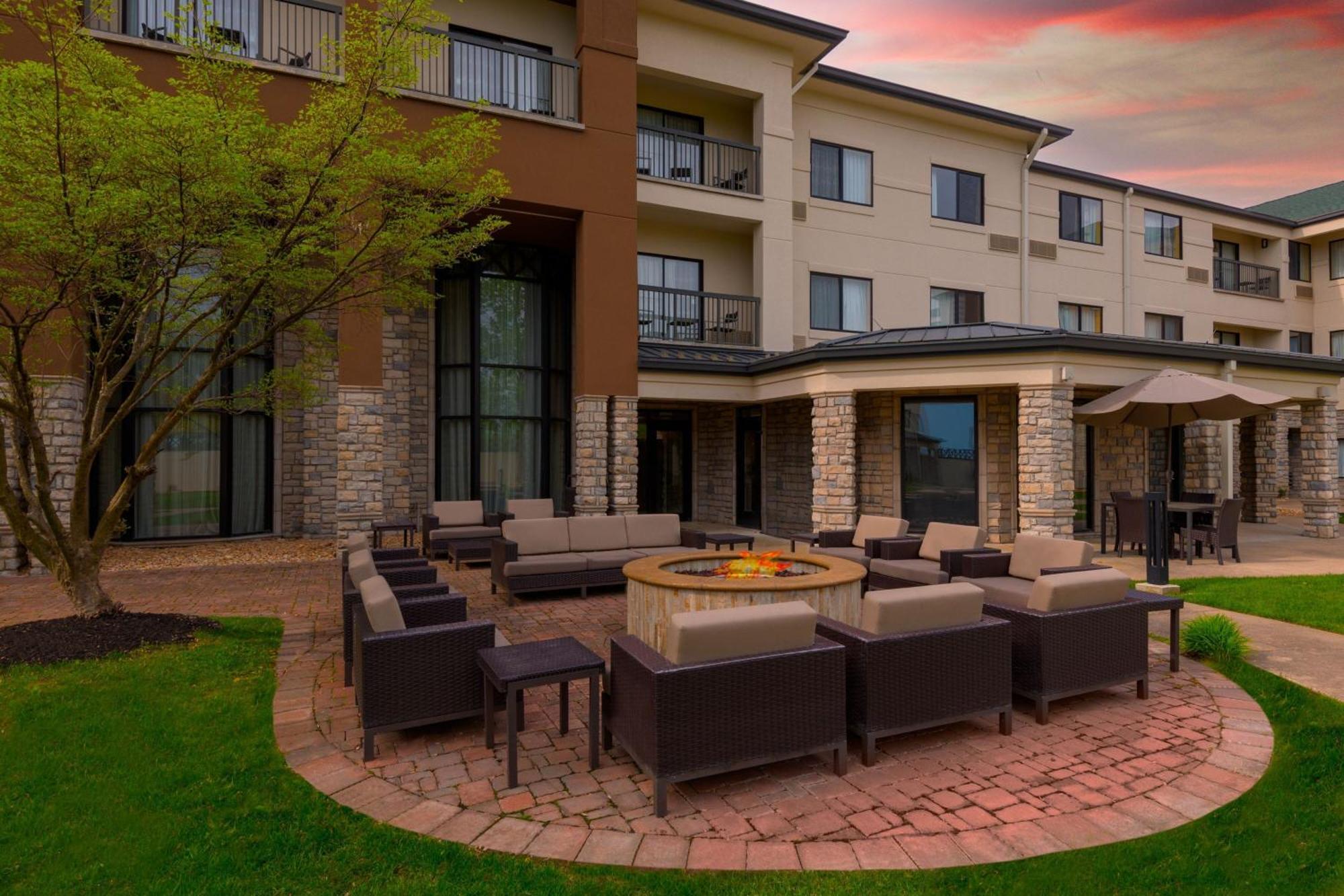 Отель Courtyard By Marriott Springfield Airport Экстерьер фото