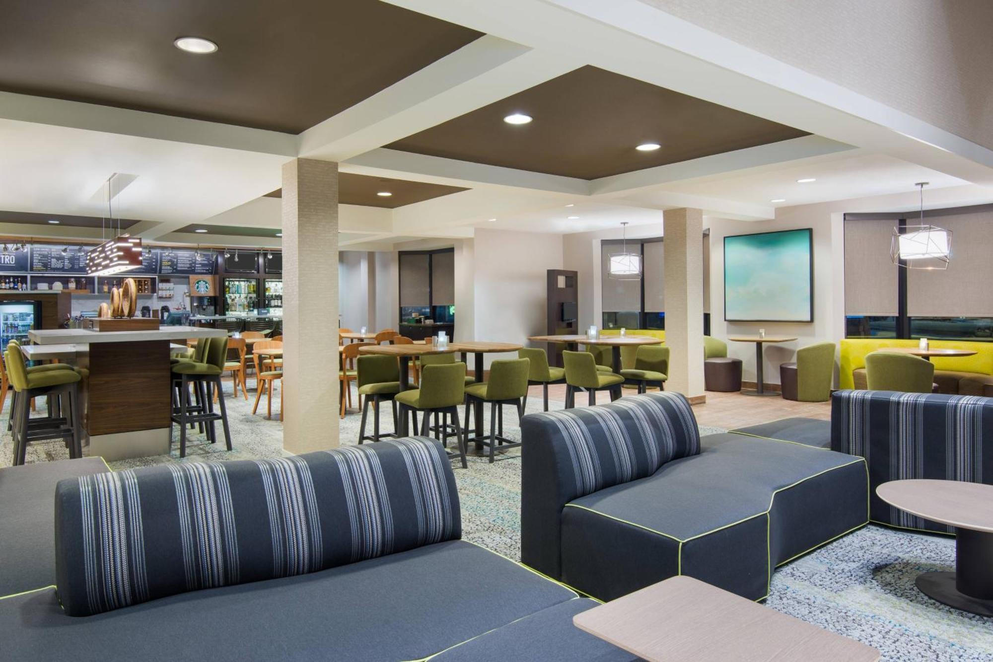 Отель Courtyard By Marriott Springfield Airport Экстерьер фото