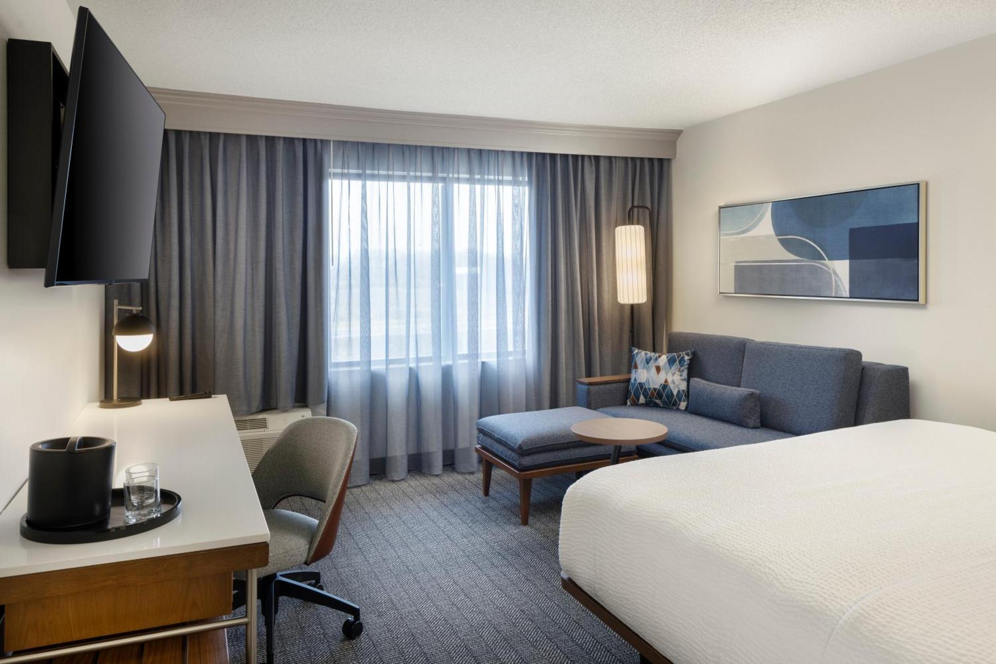 Отель Courtyard By Marriott Springfield Airport Экстерьер фото