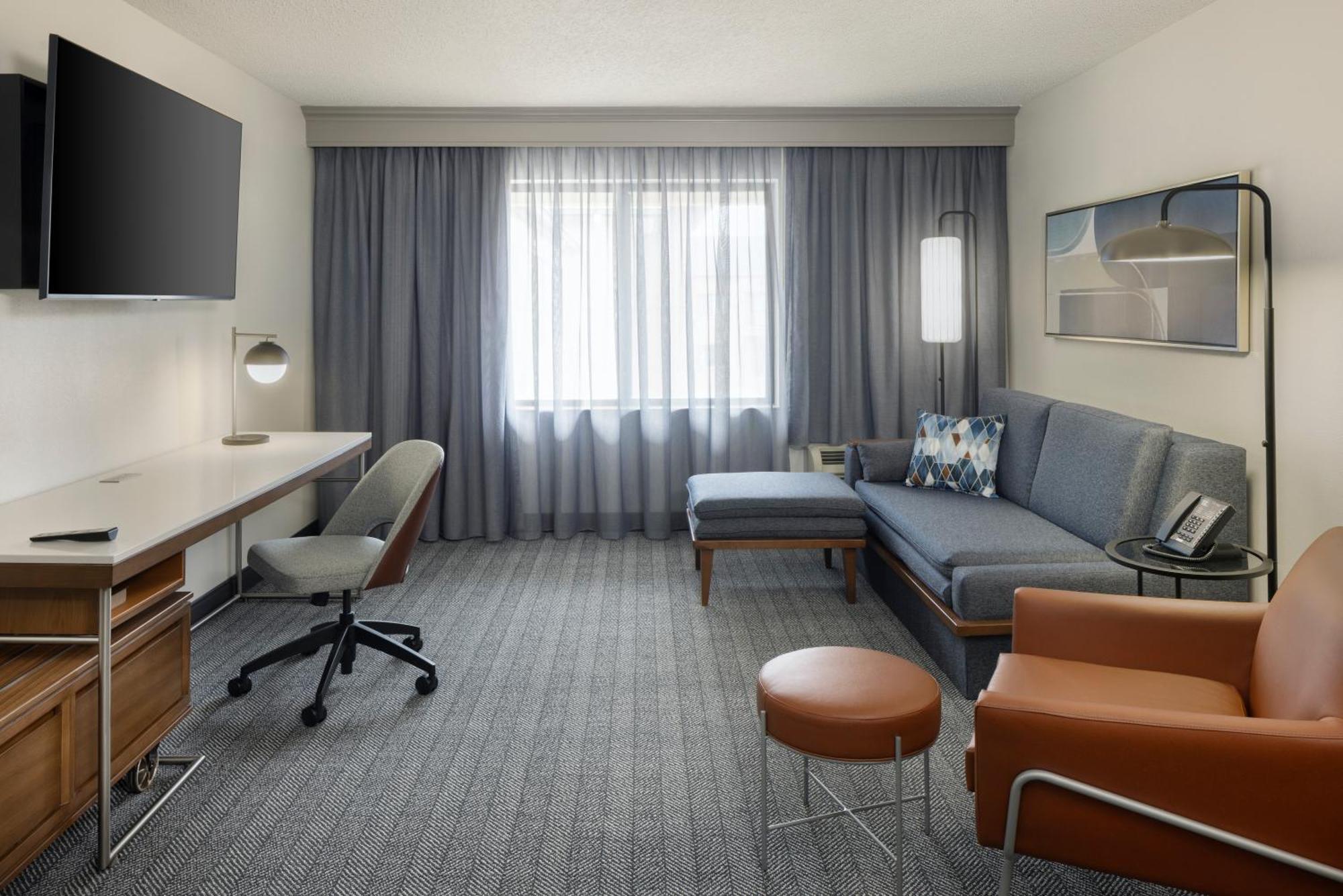 Отель Courtyard By Marriott Springfield Airport Экстерьер фото