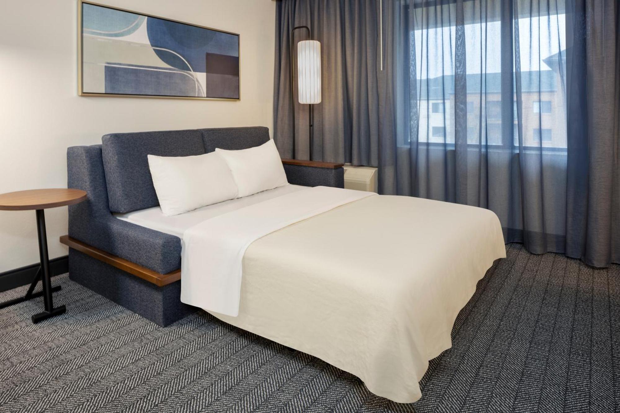 Отель Courtyard By Marriott Springfield Airport Экстерьер фото