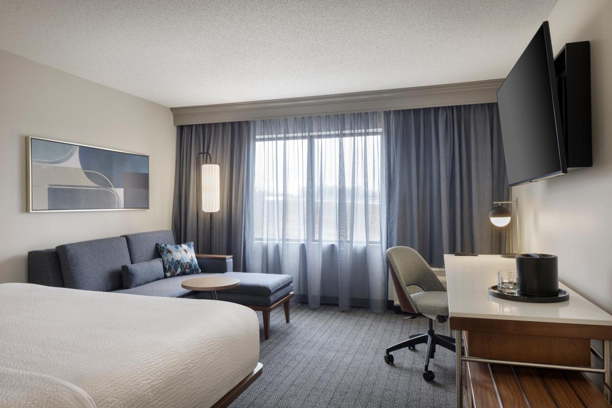 Отель Courtyard By Marriott Springfield Airport Экстерьер фото