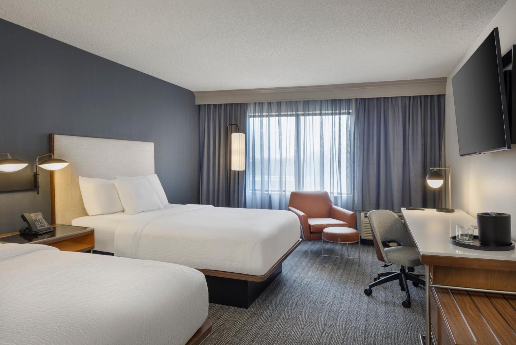 Отель Courtyard By Marriott Springfield Airport Экстерьер фото