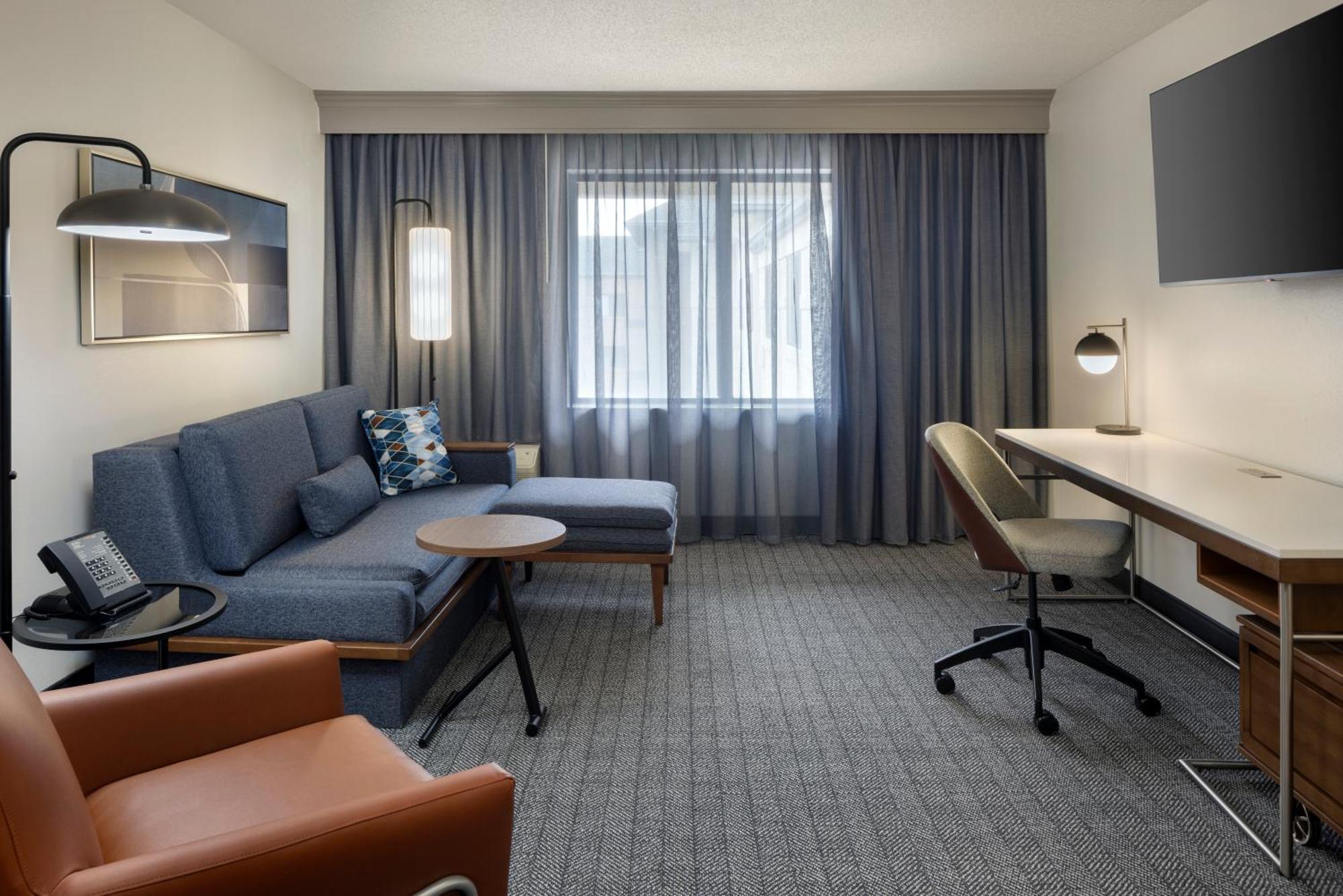 Отель Courtyard By Marriott Springfield Airport Экстерьер фото