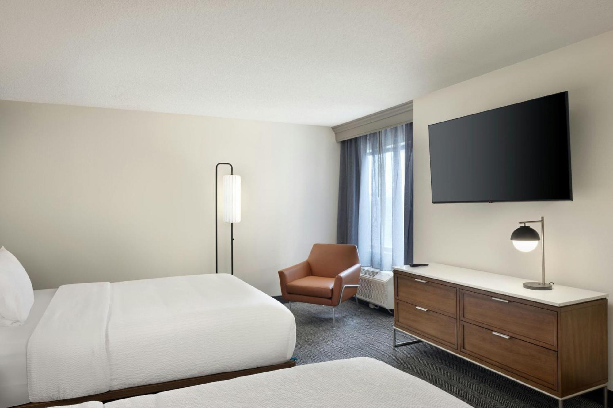 Отель Courtyard By Marriott Springfield Airport Экстерьер фото