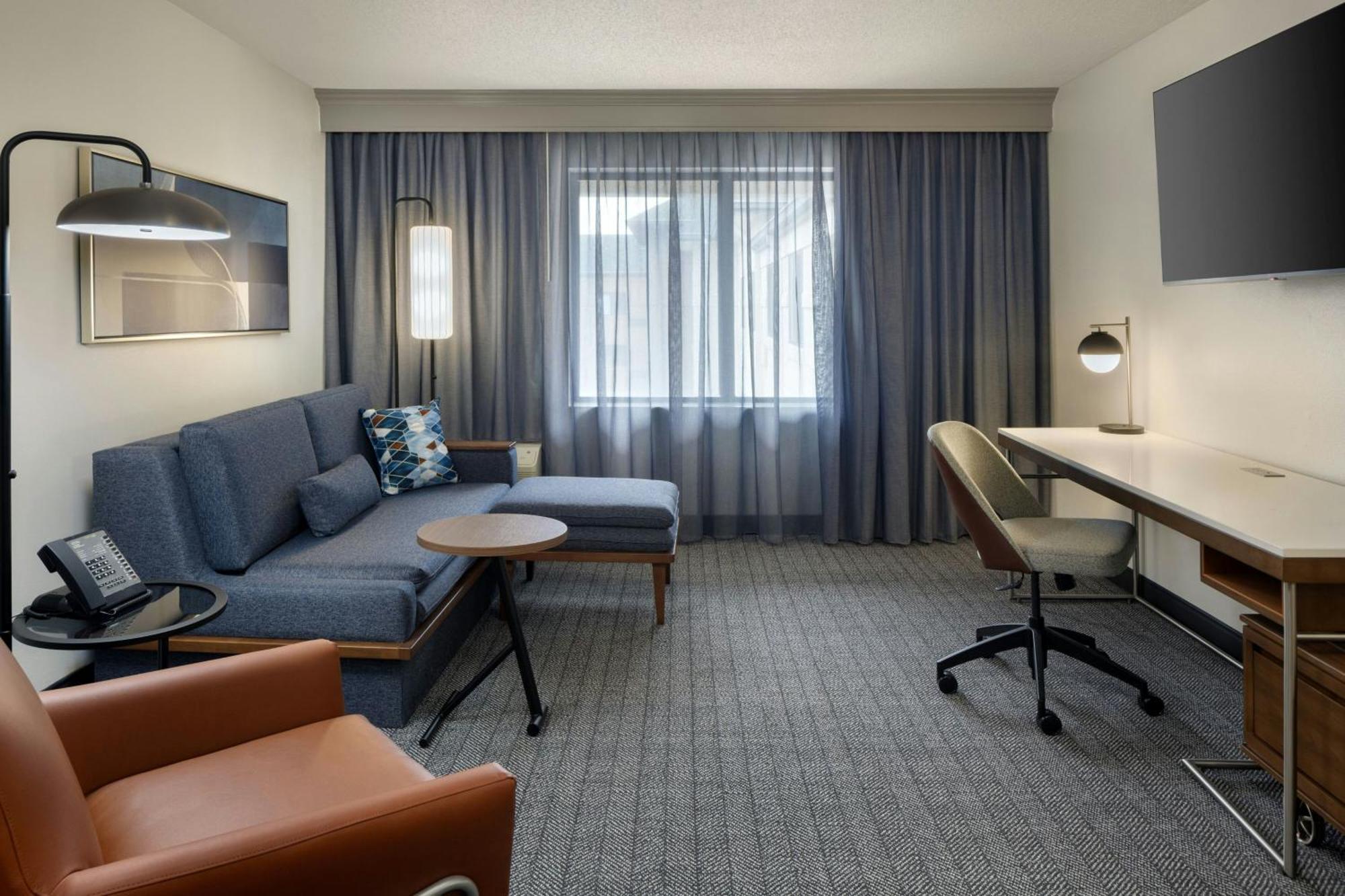 Отель Courtyard By Marriott Springfield Airport Экстерьер фото