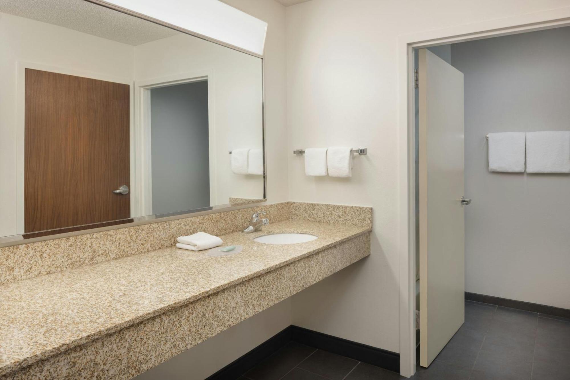 Отель Courtyard By Marriott Springfield Airport Экстерьер фото