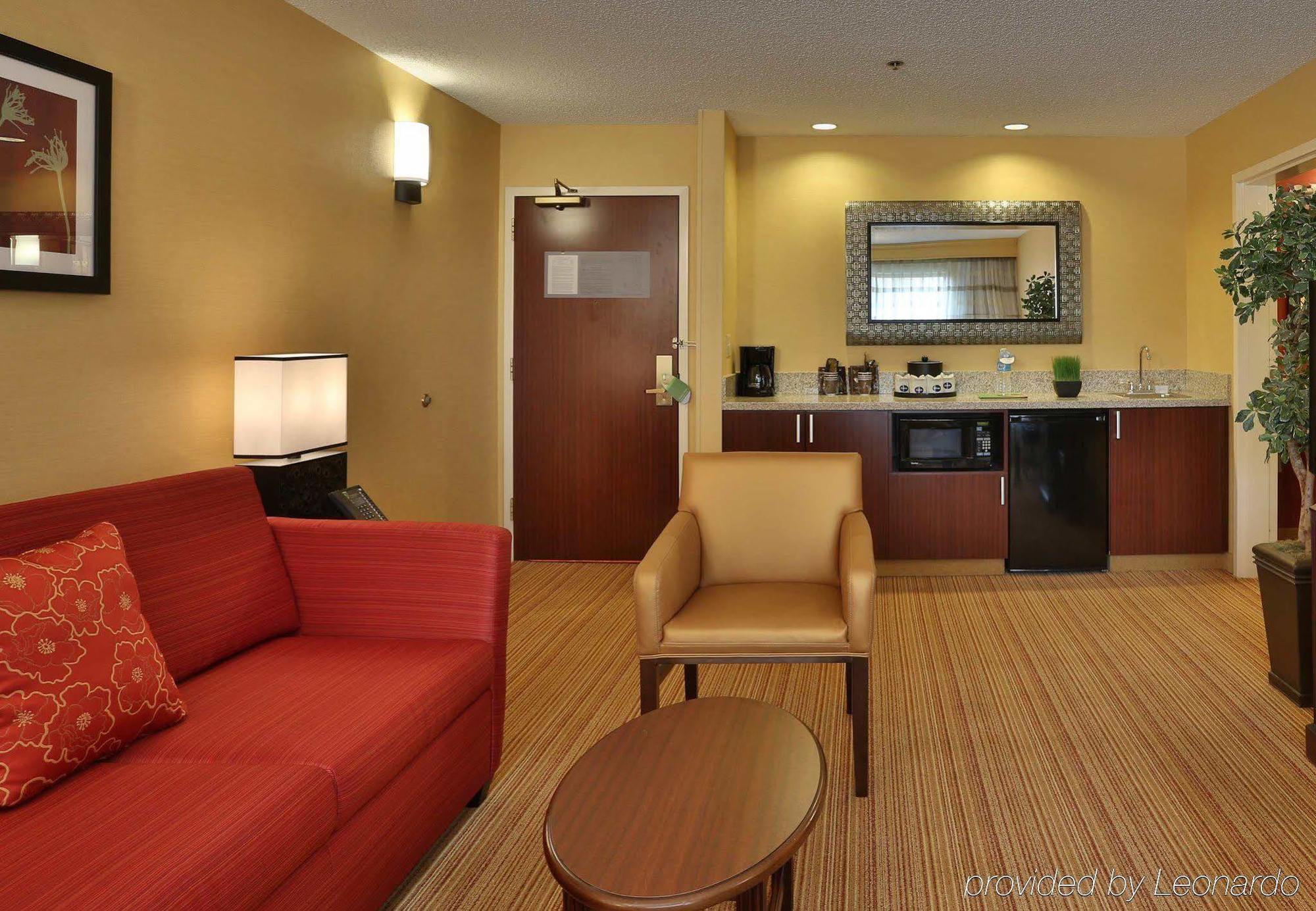 Отель Courtyard By Marriott Springfield Airport Экстерьер фото