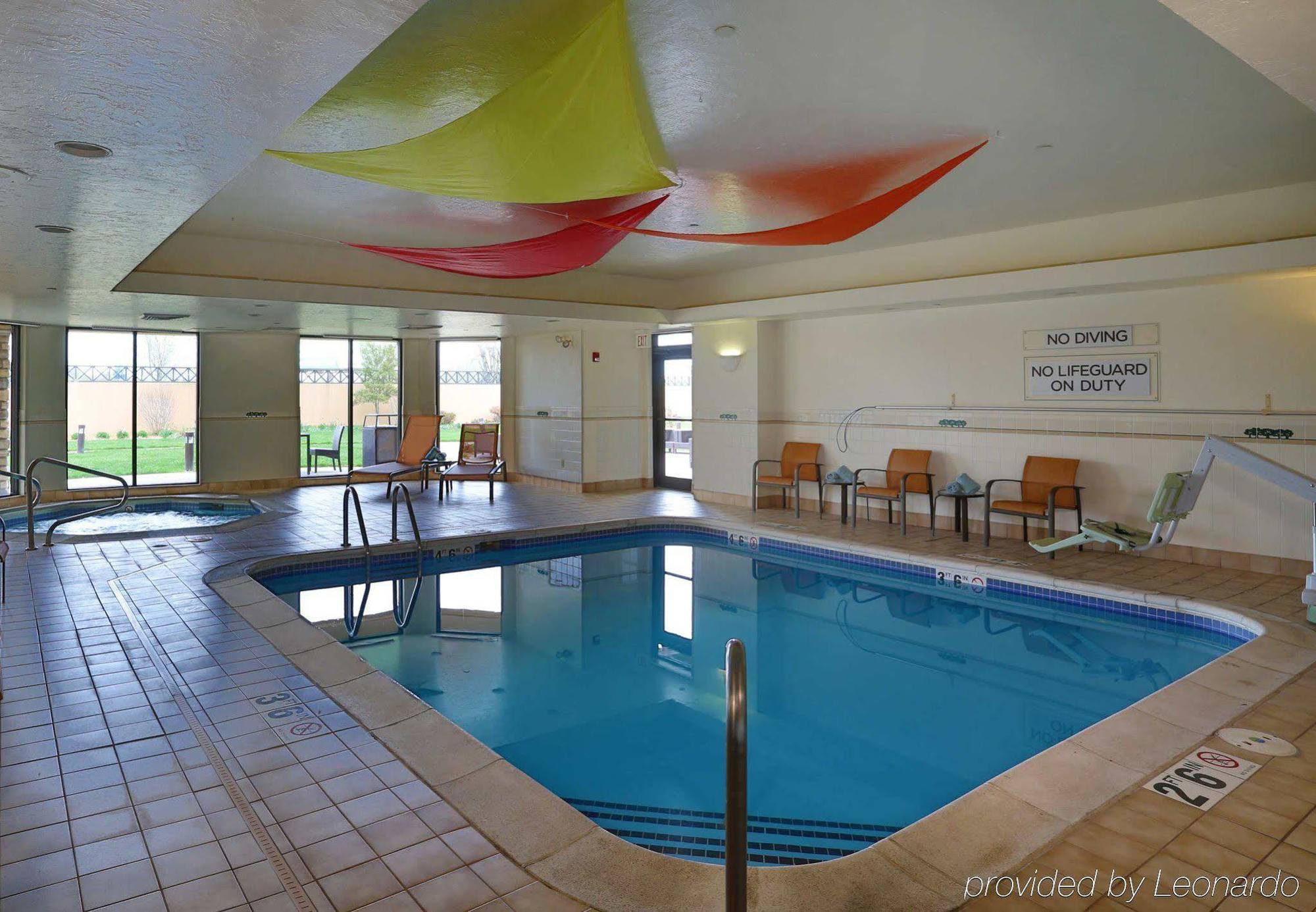 Отель Courtyard By Marriott Springfield Airport Экстерьер фото