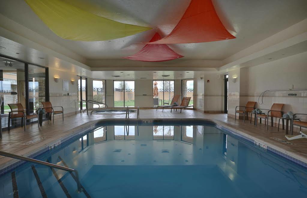 Отель Courtyard By Marriott Springfield Airport Экстерьер фото
